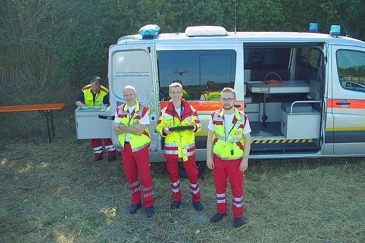 ASB-Rettungsdienst vor Rettungswagen